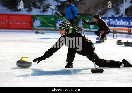 Pragser Wildsee, Dolomiten, Südtirol Winter, Kalt, , Eisstockschießen Frau auf Eis Eisstockschießen pragser wildsee Stockfoto