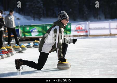 Pragser Wildsee, Dolomiten, Südtirol Winter, Kalt, , Eisstockschießen Frau auf Eis Stockfoto