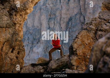 Dolomiten, Alpen, Berge, Felsen, Yoga und Sport unter dem Gipfle der Cir Spitzen in den Dolomiten in Südtirol Stockfoto