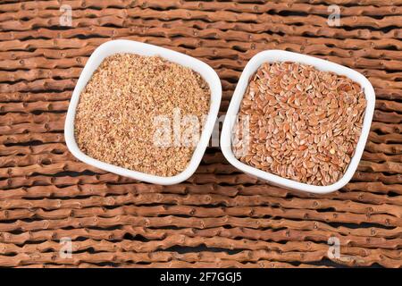 Leinsamen ganz und in den Schalen zerkleinert - Linum usitatissimum Stockfoto