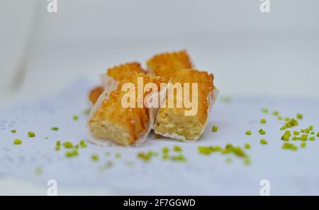 Traditionelle marokkanische festliche Kuchen auf weißem Hintergrund, Draufsicht. Ramadan-Kekse sind verzehrfertig Stockfoto