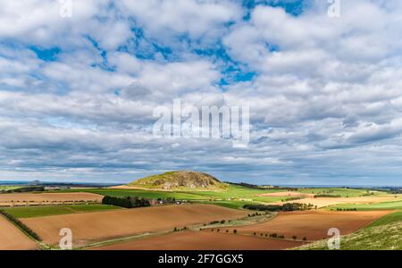 East Lothian, Schottland, Großbritannien, 7. April 2021. Wetter in Großbritannien: Sonnenschein in East Lothian: Nach einem sehr kalten Frühlingsmorgen kam die Sonne heraus und wärmte die Dinge mit Blick über die Patchwork-Erntefelder der Grafschaft und Traprain Law auf Stockfoto