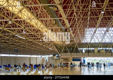 Cornella. April 2021. Das Foto vom 7. April 2021 zeigt eine Impfstelle in Cornella, Spanien. Die Europäische Arzneimittel-Agentur (EMA) bestätigte am Mittwoch, dass das Auftreten von Blutgerinnseln mit niedrigen Blutplättchen stark mit der Verabreichung des Impfstoffes AstraZeneca COVID-19 assoziiert ist, aber immer noch als sehr seltene Nebenwirkungen aufgeführt werden sollte. Quelle: Joan Gosa/Xinhua/Alamy Live News Stockfoto