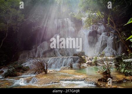 Kuang Si Falls / Kuang Xi Falls / Tat Kuang Si Wasserfälle im Dschungel bei Luang Phabang / Luang Prabang, Laos Stockfoto
