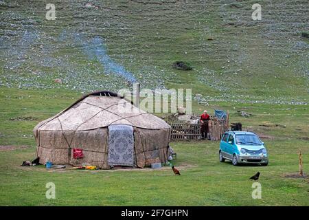 Kirgisische Jurte, vorübergehender Sommernomaden, der in der Nähe von Sary-Tash im Alay-Tal der Region Osch in Kirgisistan wohnt Stockfoto