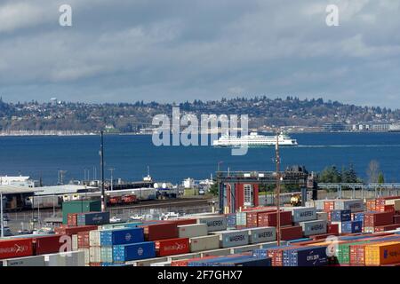 Die Passagierfähre fährt an bewölkten Tagen zwischen Seattle und Bainbridge Island über den Puget Sound. Ansicht vom Containerterminal. Stockfoto