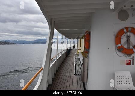 Blick auf das Hauptdeck von der Hafenseite, links, auf ein weiß gestrichenes touristisches Motorschiff auf dem Zürichsee von Zürich nach Rapperswill. Behälter ist leer. Stockfoto