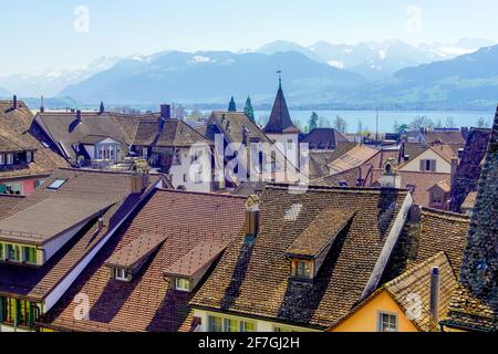 Blick auf Rapperswil und Alpenlandschaft. Rapperswil-Jona, Kanton St. Gallen, Schweiz. Stockfoto