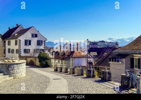 Straße in Rapperswil und Alpenlandschaft. Rapperswil-Jona, Kanton St. Gallen, Schweiz. Stockfoto