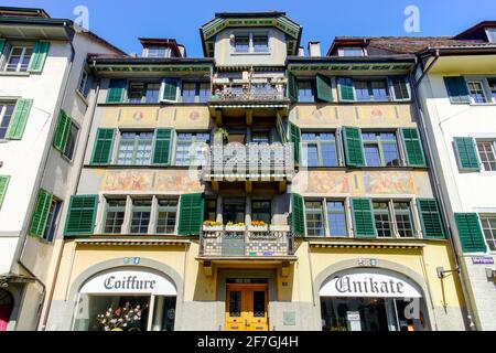 Bemalte Fassade eines historischen Hauses an der Marktgasse10 in Rapperswil-Jona. Kanton St. Gallen, Schweiz. Stockfoto