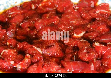 Nahaufnahme von Rinderstücken in der Marinade. Stockfoto