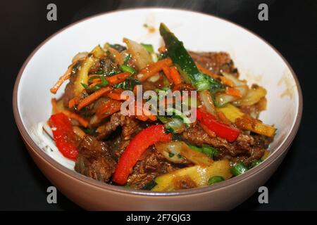 Eine Nahaufnahme des koreanischen Rinderrührens Bulgogi in einer Schüssel. Stockfoto