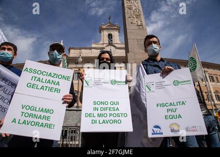 Rom, Italien. April 2021. Sit-in organisiert von einigen Handels- und Tourismusunternehmen der „Confesercenti Rome and Lazio“ (Foto: Matteo Nardone/Pacific Press) Quelle: Pacific Press Media Production Corp./Alamy Live News Stockfoto