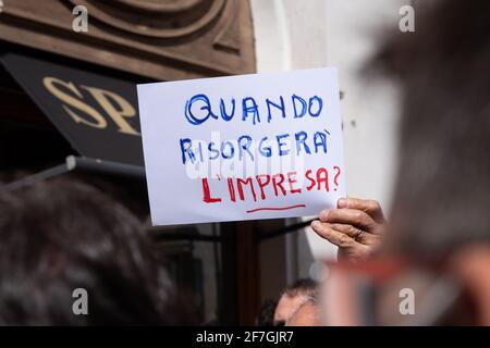 Rom, Italien. April 2021. Sit-in organisiert von einigen Handels- und Tourismusunternehmen der „Confesercenti Rome and Lazio“ (Foto: Matteo Nardone/Pacific Press) Quelle: Pacific Press Media Production Corp./Alamy Live News Stockfoto