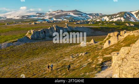 Kamtschatka, Russland - 9. Juli 2018: Wanderer klettern auf den Berg Stockfoto