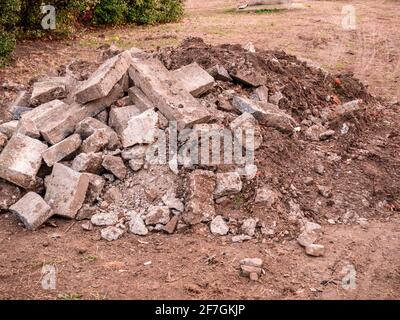 Haufen gebrochener Betonblöcke Stockfoto