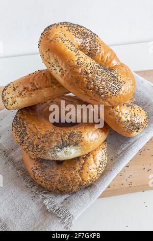 Einige leckere Bagels mit Mohn auf einer Serviette Nahaufnahme. Vorderansicht. Stockfoto