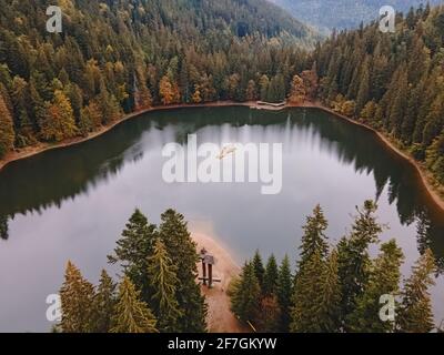 Luftaufnahme von oben auf den schönen Bergsee in den Karpaten Stockfoto