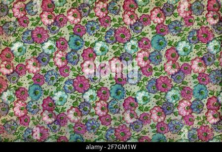 Gebrauchte florale Vintage-Tapete mit bunten Blumen, glitzernden goldenen Konturen und natürlicher körniger Oberfläche Stockfoto