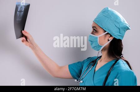 Ärztin im Krankenhaus betrachtet Röntgenstrahlen Stockfoto
