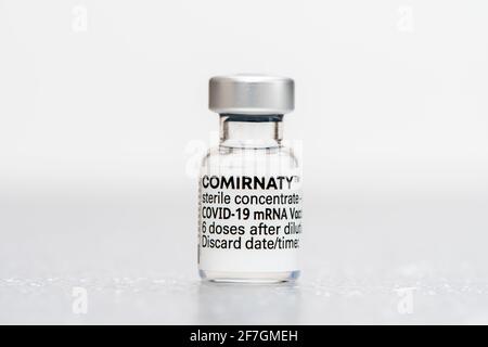 Augsburg, Bayern, 21. März 2021: Vials mit dem Impfstoff Moderna Covid-19 werden weltweit in den Corona-Impfzentren eingesetzt Stockfoto