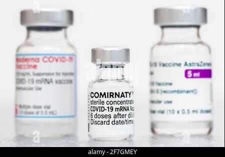 Augsburg, Bayern, 21. März 2021: Vials mit dem Impfstoff Moderna Covid-19 werden weltweit in den Corona-Impfzentren eingesetzt Stockfoto