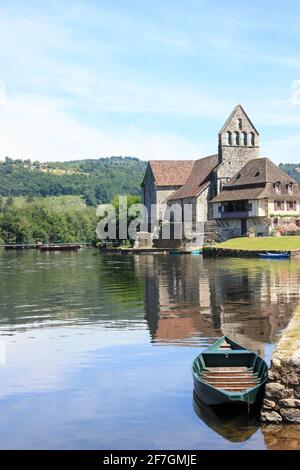 Kapelle der Penitents, Beaulieu sur Dordogne, Correze, Nouvelle-Aquitaine, Frankreich an der Dordogne mit einem traditionellen Boot aus Gabarre über nea Stockfoto