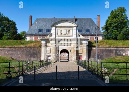 Arras, Frankreich - Juni 22 2020: Die Porte Royale der Zitadelle von Arras, eine Festung, die Vauban zwischen 1668 und 1672 erbaut hat. Stockfoto