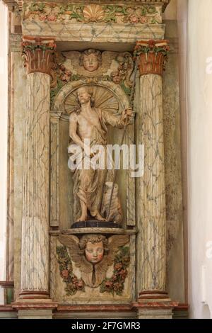 Historische Christus-Hirtenstatue in der kleinen Kapelle von Chapelle Notre-Dame de la Borne in der Nähe von Saint-Michel-de-Veisse, Creuse, Nouvelle-Aquitain Stockfoto