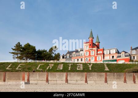 Le Crotoy, Frankreich - September 11 2020: Die Hôtel Les Tourelles am Rande des Jules Noiret Deiches, der die Stadt bei Flut schützt. Stockfoto