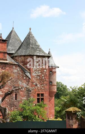 Chateau / Manoir de Vassinhac, Collonges La Rouge, Correze, Nouvelle-Aquitaine, Frankreich. Mit seiner unverwechselbaren roten Steinarchitektur wird es als klassifiziert Stockfoto