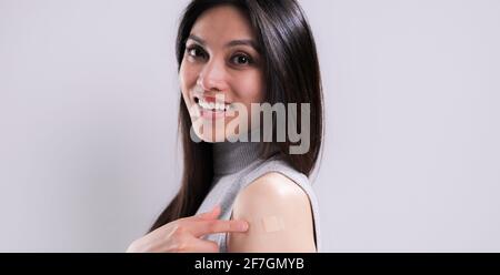 Die junge Frau ist froh, dass sie geimpft wurde Stockfoto