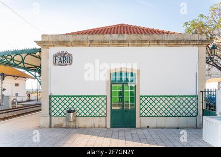 Das traditionelle weiße Gebäude des Bahnhofs in Faro, Algarve, Portugal Stockfoto