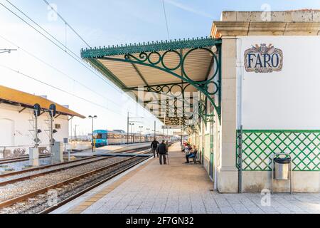 Ein paar Pendler warten auf den Bahnhof in Faro, Algarve, Portugal Stockfoto