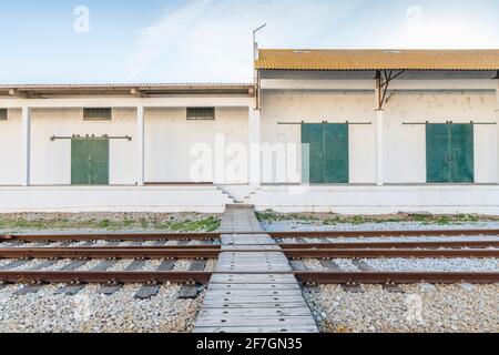 Das traditionelle weiße Gebäude des Bahnhofs in Faro, Algarve, Portugal Stockfoto