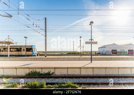 Bahnschilder und Faro-Schilder am Bahnhof in Algarve, Portugal Stockfoto