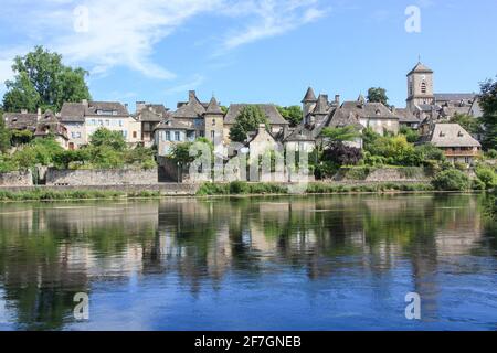 Mittelalterliche Häuser mit Lauze-Steindächern, Argentat-sur-Dordogne, Fluss Dordogne, Correze, Nouvelle-Aquitaine, Frankreich Stockfoto