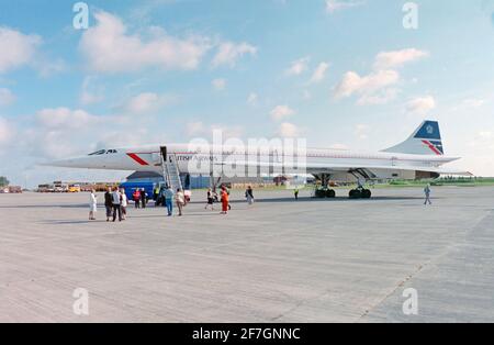 British Airways Concorde G-BOAG am Flughafen Bournemouth Hurn in England am 28. Juni 1981. Viele Passagiere schauen sich das Flugzeug an, bevor sie zu einem Vergnügungsflug einsteigen. Stockfoto