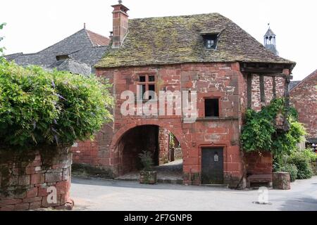 Maison de la Sirene, Collonges La Rouge, Correze, Nouvelle-Aquitaine, Frankreich, Mit seiner markanten roten Steinarchitektur, die als eines der Plus eingestuft wird Stockfoto