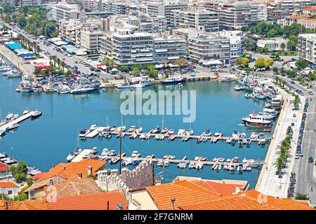 Panoramablick auf die Stadt Kavala mit Yachthafen. Blick vom Schloss. Nordgriechenland, Mazedonien. Stockfoto