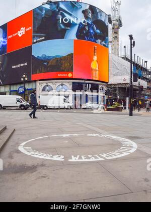 London, Großbritannien. April 2021. Neuer Sammelplatz im Piccadilly Circus. Straßenkünstler in Westminster müssen jetzt eine Lizenz beantragen und können nur noch auf dem dafür vorgesehenen Platz auftreten. Stockfoto