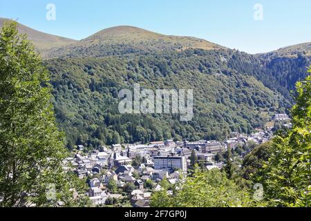 Luftaufnahme des Skigebiets Le Mont-Dore im Puy-de-Dome, Auvergne-Rhone-Alpes im Zentralmassiv, Frankreich Stockfoto