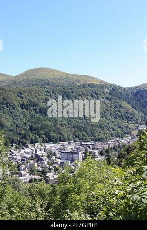 Luftaufnahme des Skigebiets Le Mont-Dore im Puy-de-Dome, Auvergne-Rhone-Alpes im Zentralmassiv, Frankreich Stockfoto