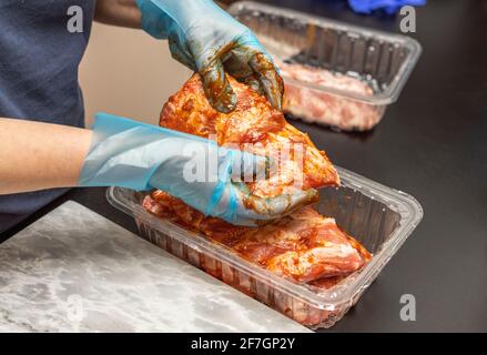 Nahaufnahme der Schweineribs mit bbq-Marinade. Lebensmittel- und Gesundheitskonzept. Stockfoto