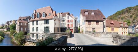 Panorama der mittelalterlichen Weberviertel, Pont de la Terrade über dem Fluss Creuse, Tapisserie-Museum und Les Maisons du Pont, Aubusson, Creuse, Frankreich Stockfoto