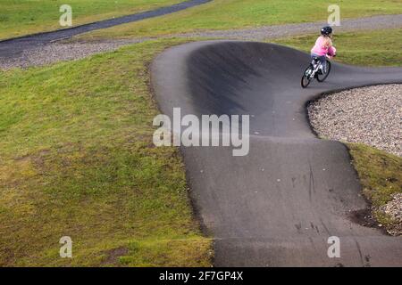 Junges Mädchen auf einem BMX-Track Stockfoto