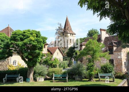 Kleiner Park im Zentrum der mittelalterlichen Stadt von cennac, Lot France eines der Plus Beaux Villages de France oder schönsten Dörfer Stockfoto