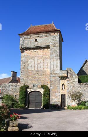 Eglise Saint-Jean- Baptiste oder St. John the Baptist Church 12thC befestigter Eingang, Loubressac, Lot, Frankreich. Aufgeführt als Plus Beaux Villages de Franc Stockfoto