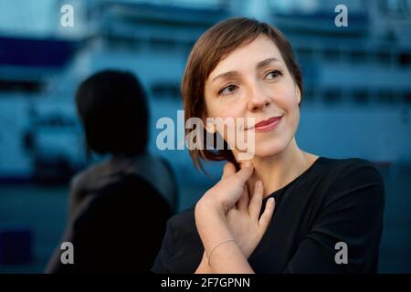 Porträt einer Frau mit kurzen Haaren auf einem blauen Hintergrund Stockfoto