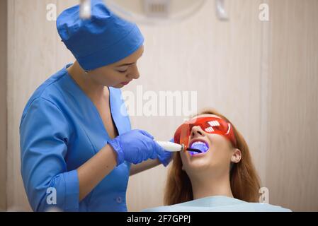 Weibliche Zahnärzte behandeln Patienten in einem clinik Stockfoto